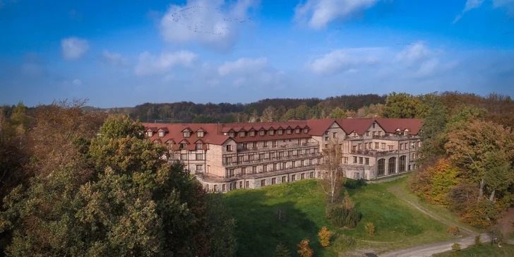 Parádní resort 13 km od Baltu: snídaně, wellness, zoo i koně, vlastní jezero, festival a mnoho dalšího