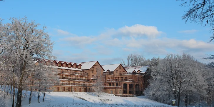 Parádní resort 13 km od Baltu: snídaně, wellness, zoo i koně, vlastní jezero, festival a mnoho dalšího