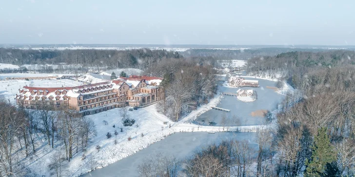 Parádní resort 13 km od Baltu: snídaně, wellness, zoo i koně, vlastní jezero, festival a mnoho dalšího