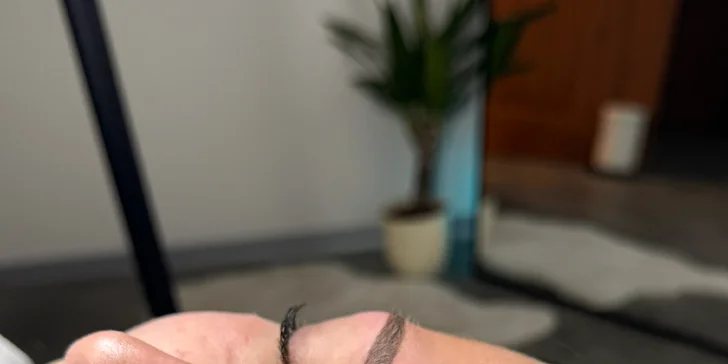 Úprava obočí: korekce, permanentní make-up i kompletní balíček