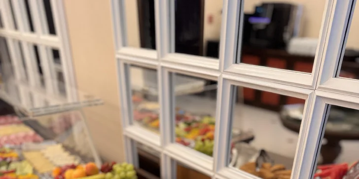 Romantika ve Varech: láhev prosecca na pokoji, možnost 3chodové večeře i snídaně do postele