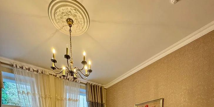 Romantika ve Varech: láhev prosecca na pokoji, možnost 3chodové večeře i snídaně do postele