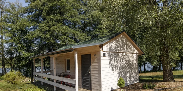 Útulné chatky u rybníka na úpatí Orlických hor pro pár i rodinu: jídlo, sauny a biotop