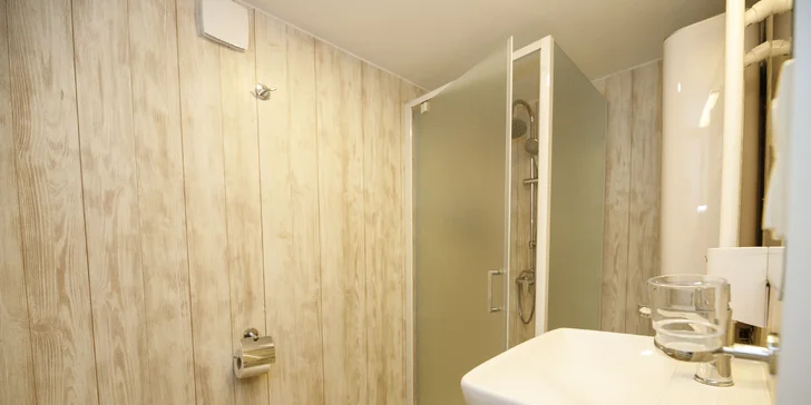 Útulné chatky u rybníka na úpatí Orlických hor pro pár i rodinu: jídlo, sauny a biotop