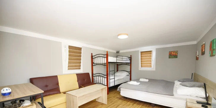 Útulné chatky u rybníka na úpatí Orlických hor pro pár i rodinu: jídlo, sauny a biotop