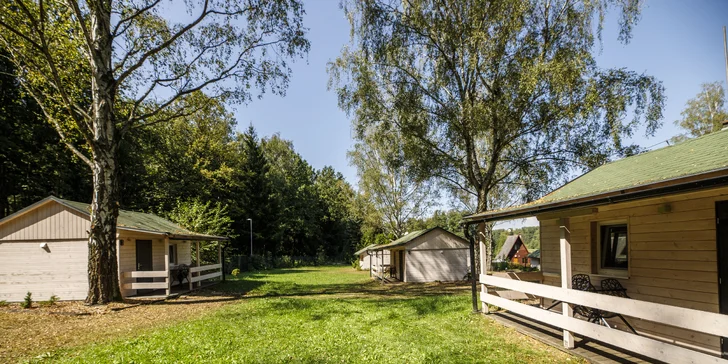 Útulné chatky u rybníka na úpatí Orlických hor pro pár i rodinu: jídlo, sauny a biotop