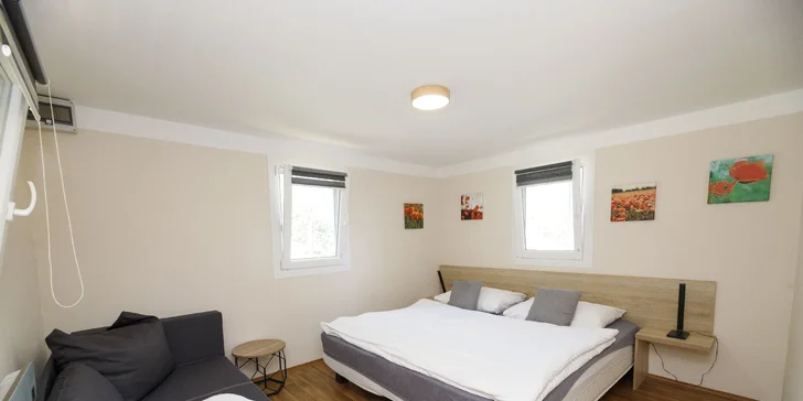 Útulné chatky u rybníka na úpatí Orlických hor pro pár i rodinu: jídlo, sauny a biotop