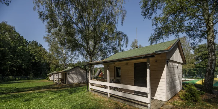 Útulné chatky u rybníka na úpatí Orlických hor pro pár i rodinu: jídlo, sauny a biotop