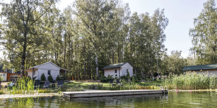 Útulné chatky u rybníka na úpatí Orlických hor pro pár i rodinu: jídlo, sauny a biotop