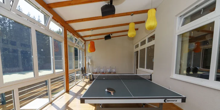 Útulné chatky u rybníka na úpatí Orlických hor pro pár i rodinu: jídlo, sauny a biotop