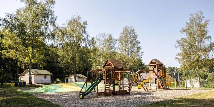 Útulné chatky u rybníka na úpatí Orlických hor pro pár i rodinu: jídlo, sauny a biotop