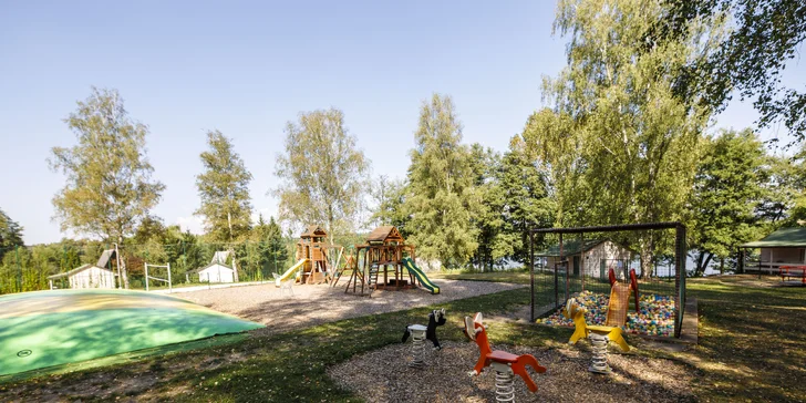 Útulné chatky u rybníka na úpatí Orlických hor pro pár i rodinu: jídlo, sauny a biotop