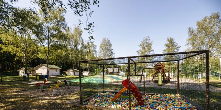 Útulné chatky u rybníka na úpatí Orlických hor pro pár i rodinu: jídlo, sauny a biotop