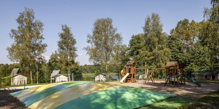 Útulné chatky u rybníka na úpatí Orlických hor pro pár i rodinu: jídlo, sauny a biotop