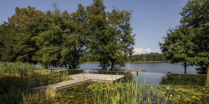 Útulné chatky u rybníka na úpatí Orlických hor pro pár i rodinu: jídlo, sauny a biotop