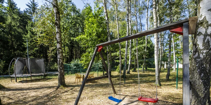 Útulné chatky u rybníka na úpatí Orlických hor pro pár i rodinu: jídlo, sauny a biotop