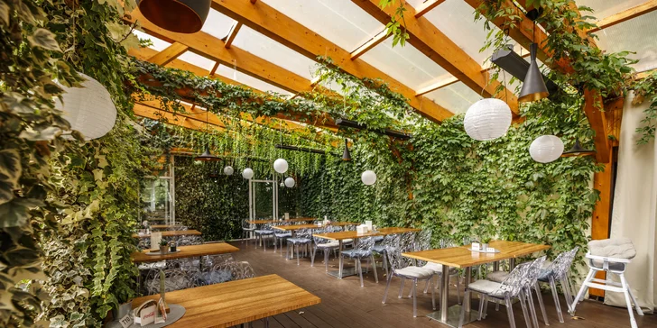 Útulné chatky u rybníka na úpatí Orlických hor pro pár i rodinu: jídlo, sauny a biotop