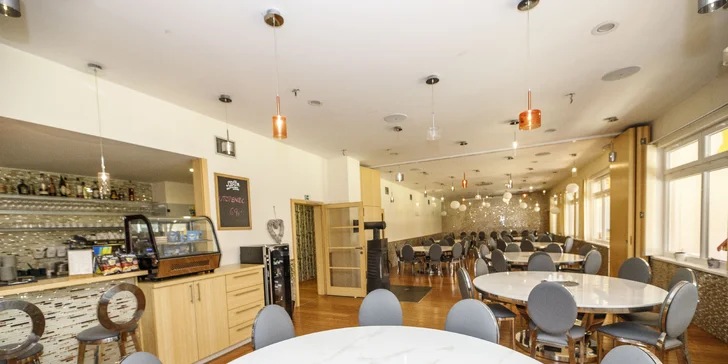 Útulné chatky u rybníka na úpatí Orlických hor pro pár i rodinu: jídlo, sauny a biotop