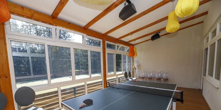 Útulné chatky u rybníka na úpatí Orlických hor pro pár i rodinu: jídlo, sauny a biotop