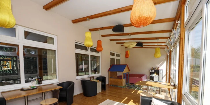 Útulné chatky u rybníka na úpatí Orlických hor pro pár i rodinu: jídlo, sauny a biotop