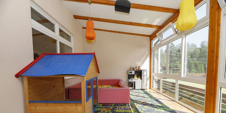 Útulné chatky u rybníka na úpatí Orlických hor pro pár i rodinu: jídlo, sauny a biotop