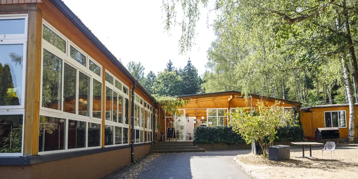 Útulné chatky u rybníka na úpatí Orlických hor pro pár i rodinu: jídlo, sauny a biotop