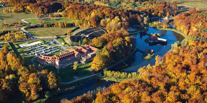 Parádní resort 13 km od Baltu: snídaně, wellness, zoo i koně, vlastní jezero, festival a mnoho dalšího