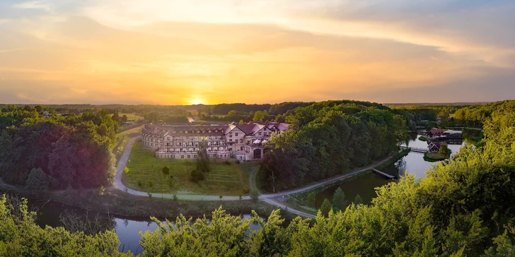 Parádní resort 13 km od Baltu: snídaně, wellness, zoo i koně, vlastní jezero, festival a mnoho dalšího