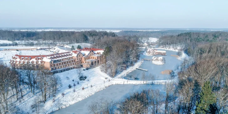 Parádní resort 13 km od Baltu: snídaně, wellness, zoo i koně, vlastní jezero, festival a mnoho dalšího