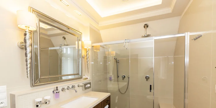 Pobyt ve 4* hotelu ve Varech: skvělé jídlo, masáž, wellness i vlastní kinosál