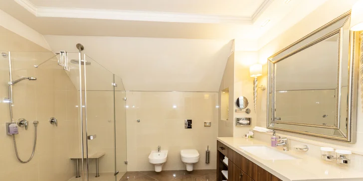 Pobyt ve 4* hotelu ve Varech: skvělé jídlo, masáž, wellness i vlastní kinosál