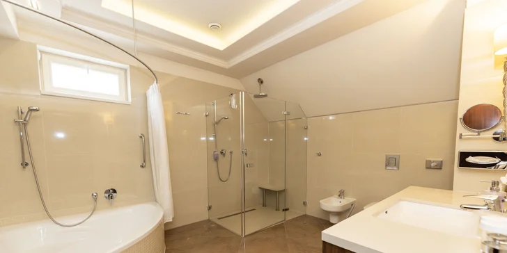 Pobyt ve 4* hotelu ve Varech: skvělé jídlo, masáž, wellness i vlastní kinosál