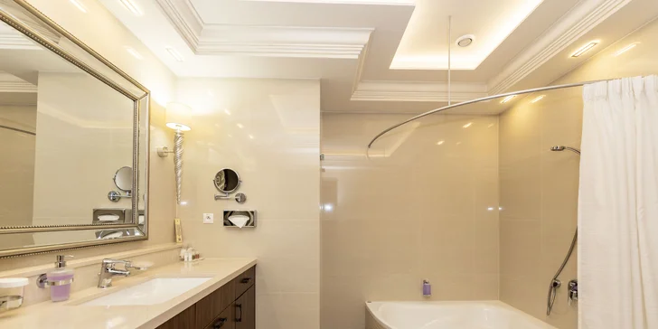 Pobyt ve 4* hotelu ve Varech: skvělé jídlo, masáž, wellness i vlastní kinosál