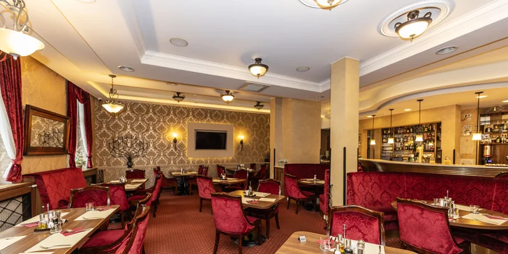 Pobyt ve 4* hotelu ve Varech: skvělé jídlo, masáž, wellness i vlastní kinosál