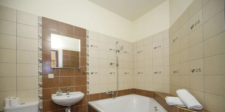 Pobyt ve 4* hotelu ve Varech: skvělé jídlo, masáž, wellness i vlastní kinosál