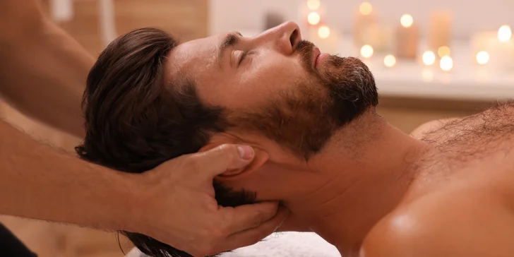 Pečující balíčky pro muže: masáž dle výběru, teplý polštář, aroma lázeň i vychlazené pivo v centru Prahy