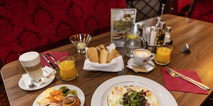 Pobyt ve 4* hotelu ve Varech: skvělé jídlo, masáž, wellness i vlastní kinosál