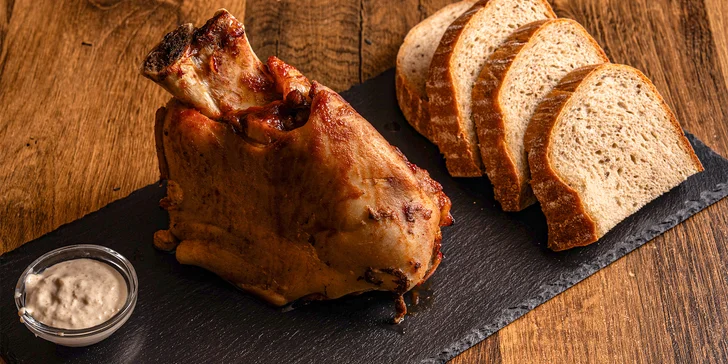Pečená vepřová žebra nebo koleno s hořčicí, křenem i chlebem