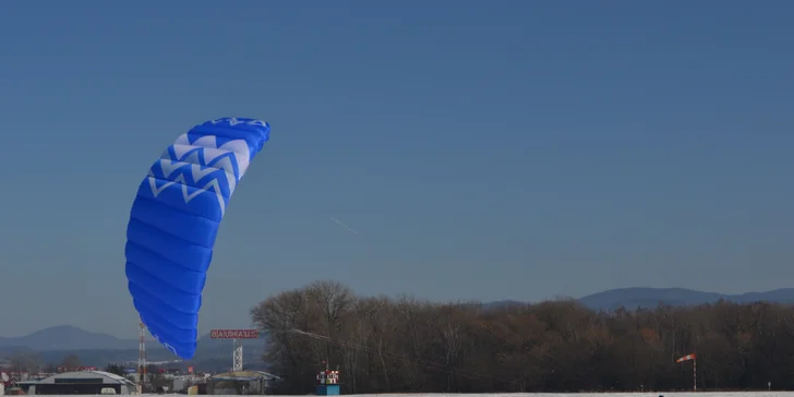 Zimní adrenalin: 1–⁠⁠⁠⁠⁠⁠2denní kurz snowkitingu se zkušenými instruktory