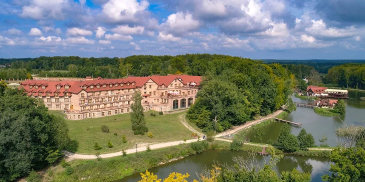 Parádní resort 13 km od Baltu: snídaně, wellness, zoo i koně, vlastní jezero, festival a mnoho dalšího