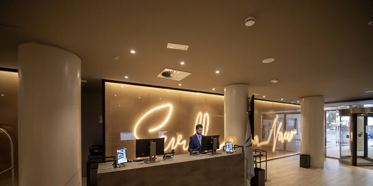 Moderní 4* hotel v centru španělské Sevilly se snídaní a bazénem