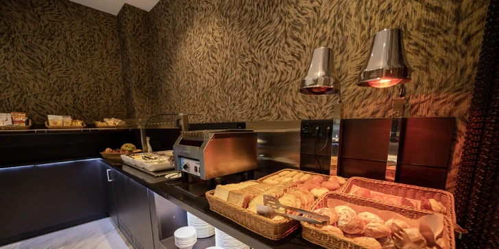 Moderní 4* hotel v centru španělské Sevilly se snídaní a bazénem