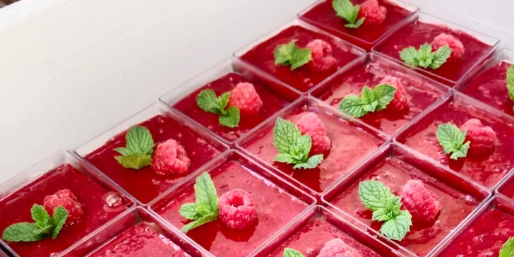 Dezert dle výběru a limonáda nebo káva v kavárně se solnou jeskyní