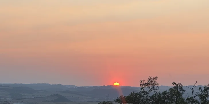 Degustace vín a romantický piknik ve vinici na jižní Moravě pro 2 osoby