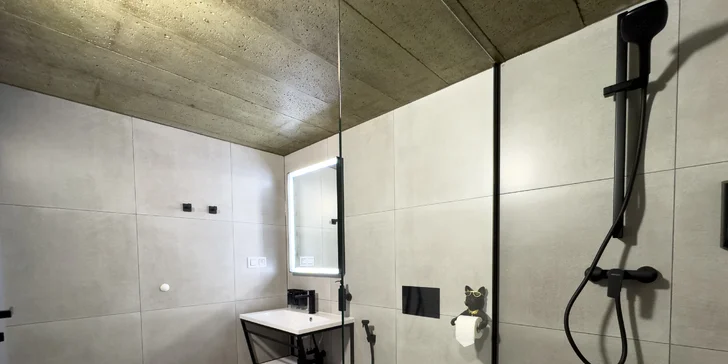 Pobyt v Klatovech v ikonické budově telekomunikace: možnost VIP prohlídky, blízko centra