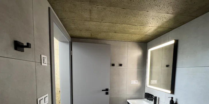 Pobyt v Klatovech v ikonické budově telekomunikace: možnost VIP prohlídky, blízko centra