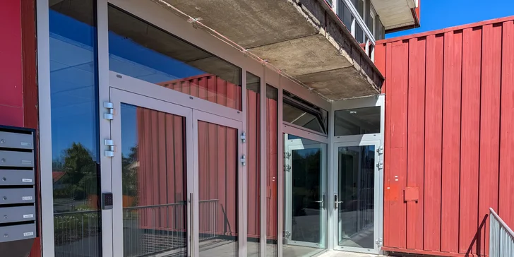 Pobyt v Klatovech v ikonické budově telekomunikace: možnost VIP prohlídky, blízko centra