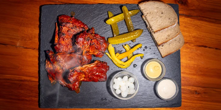 Pečená vepřová žebra nebo koleno s hořčicí, křenem i chlebem