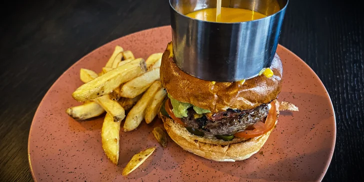 Pecka pro milovníky čedaru: cheeseburger se sýrovou omáčkou a hranolky pro 1 i 2 osoby