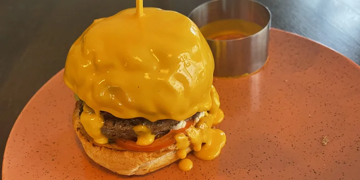 Pecka pro milovníky čedaru: cheeseburger se sýrovou omáčkou a hranolky pro 1 i 2 osoby